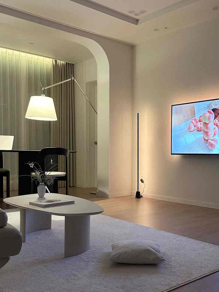 今日のリビングルームムードメーカー
それはWiZシンクボックステレビストリップです💡

最初は正直にいなくてもいいのではないかと思いました。
今はテレビの電源を入れるたびに自動的にオンになるから
リビングルームの生活が前よりずっと楽しくなりました。

テレビ画面に合わせて照明が変わるから
映画を見るときは劇場のように没入しています。
音楽を聴くと、ウングンムードが生きています。

特にWiZアプリで照明の色や雰囲気を簡単に変えることができるので
その日その日の気分に合わせてセッティングする楽しみがあります😊

9月3日19:00 Naver Hot Itshuライブ放送
金まで紹介した様々なウィズの新製品を 
特別割引で会えますから
Instagramの@wizconnect_krのプロフィールへのリンクを確認してお見逃しなく！

<使用済み製品>
ウィズシンクボックステレビストリップ
ウィズRGBIC LEDストリップ
ウィズグライアントフロア

＃製品提供＃WiZ＃フィリップスWiZ＃ウィズ＃フィリップスウィズ＃スマート照明WiZ＃スマート照明＃スマートホーム＃インテリア照明＃家の装飾＃ウィズシンクボックス＃ホームエンターテイメント＃エンターテイメント照明＃ゲーム照明＃ホームシネマ＃リビングルームリビングインテリー