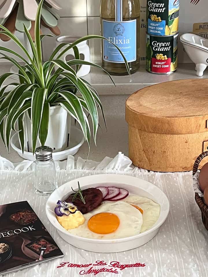 ナチュラルカラーのキッチンダイニングテーブル、白い食器とテーブルクロスが配置された雰囲気のある空間