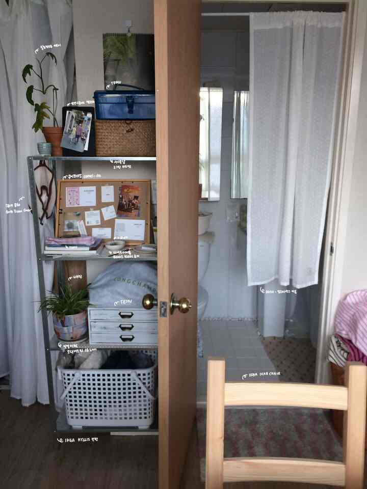白と木目調で統一された狭い寝室、IKEAの棚と椅子が配置され、効率的な収納とナチュラルな雰囲気を演出する空間