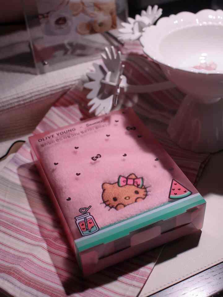 💬💕

純度100％私心、、🫶🏻
ヒョン夫が彼氏だったとき、私はピンクが好きではありません。
大声で叫んだが、静かに伸びるピンクのテム、、👀

前月にオリーブヤングで＃サンリオコラボを開催
その時出てきたキティタオルを買ってきました。
可愛すぎて書くのが惜しいですねㅎㅎ

＃タオル＃キッチンタオル＃キッチンタオル＃ハンカチ＃タオル＃ピンクインテリア＃ピンク小道具＃ピンクキッチン 