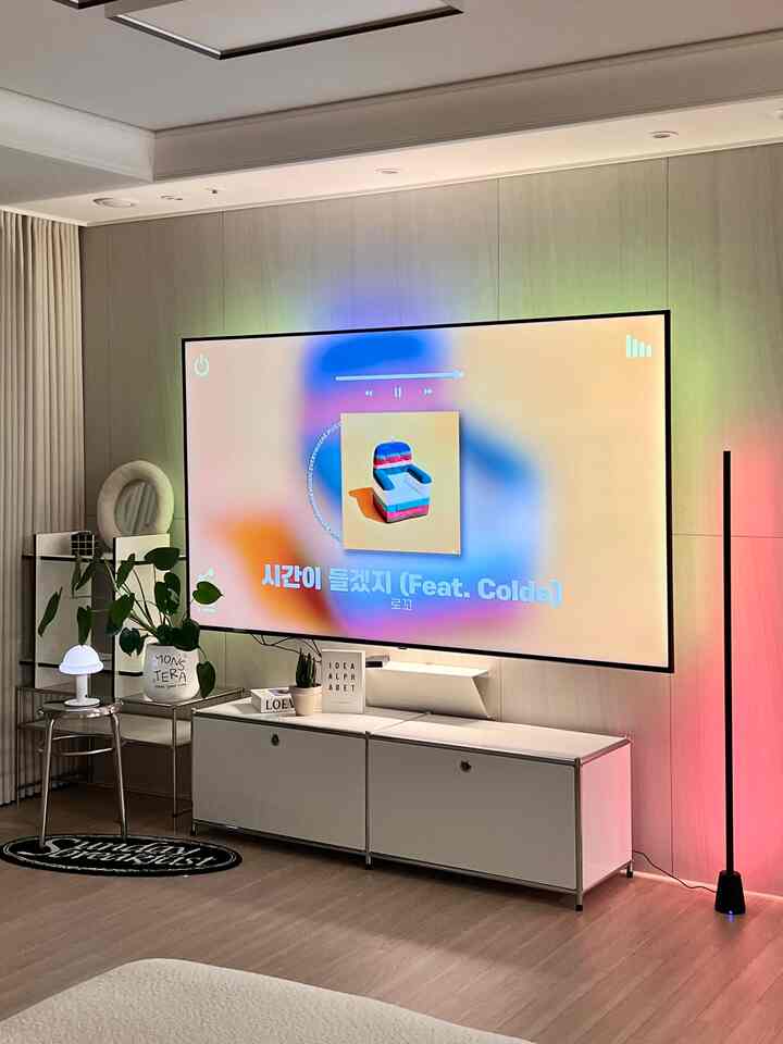 ＃製品提供

いつもの家で映画を見るのが好きです。
ウィズシンクボックスとウィズテレビストリップ製品をインストールしました。
別の新しい雰囲気でホームシネマを楽しめるようになりました！

映画だけでなく音楽などサラウンド照明が空間をいっぱい
没入感がすごいです。
ウィズライトシンクは自然に表現されています
自宅でテレビと多くの時間一緒にいただく方にぴったりの製品だと思います！

ウィズシンクボックスはHDMI 2.0をサポートして4k 60Hzコンテンツを
スムーズに再生させてくれます。
ゲームコンソール、セットトップボックス、ストリーミング機器など、さまざまなHDMI機器と
互換性があるので心配する部分なしで楽に設置が可能です。

ウィズアプリで明るさや同期強度、色味まで細かく調整が可能
映画を見る時や音楽を聴く時の雰囲気がしっかり生きているようです！

今夜なら自然に一緒になる
「ウィズシンクボックスTVストリップ」

テレビ画面と完全に同期して、さらにアップグレードされた雰囲気で没入感を提供してみてください😊

ウィズシンクボックステレビストリップと様々なウィズ新製品は9月7日今週日曜日まで
ウィズ公式ネイバーブランドストアで特別割引でお会いできます。
@wizconnect_kr プロフィールへのリンクをチェックしてお見逃しなく！

#AD #広告 #WiZ #フィリップスWiZ #ウィズ #フィリップスウィズ #スマート照明WiZ