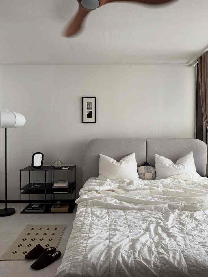 A massive release of temporary photos...📂

#BedroomInterior #침실 #침실꾸미기 #안방인테리어 #침대프레임 #침실스타그램 #침실가구 #여름이불 #조명 #실링팬 #책장 #블랙인테리어 #오늘의집 #집꾸미기 #홈스타일링 #30평대인테리어
#NewHome #homestyling #homestyle #homedecor