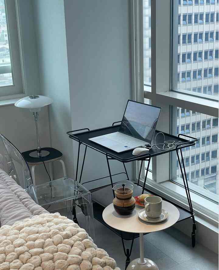 #외국감성우리집 ニューヨークに似た空間を飾った時。新婚草に帰りたいという気がする最近です。車窓の外に映ったビルの森ビューと行き交う車、多くの人々を見物していた時が懐かしいですね。ニューヨークにしばらく滞在する時が思い出したホテルのような部屋！ #뉴욕 #신혼집인테리어 #신혼집꾸미기 #작업실 #침실 #뷰맛집 