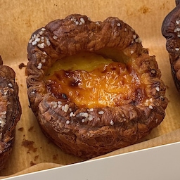 소금 에그타르트🥧
겉은 바삭 속은 촉촉 ! 소금 에타라 단짠단짠-
필링이 부들부들 입 안에서 살살 녹아요〰️사라지는게 아쉬워,,무항생제 계란, 100% 천연버터 사용했대요🥚🧈 가격이 나가는 만큼 재료도 좋고 크기도 커요
메이타왕
소금 에그타르트 5,4
#성수 #메이타왕 #에그타르트 #빵투어 #빵지순례
#홈카페 #온더테이블 #빵 #빵스타그램 #빵순이 #맛집 #빵집 #핫플 #핫플레이스 #성수맛집 #맛집스타그램 