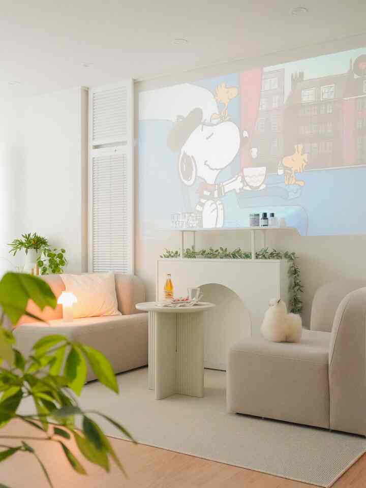 #거실스타일링

My house is a 800-square-foot (24-pyeong) apartment. ✨
We have a relatively spacious living room thanks to the expanded balcony.
However, it's not as spacious as a 100-square-foot (30-pyeong) one, so I bought a modular sofa and experimented with different layouts to avoid monotony and create a variety of home styling options. The sofas are #시세이 and #클라우드소파.

✔️Tips for Choosing a Sofa for a Small Home!
When choosing a sofa for a small home, don't just go for the smallest size. 🙅🏻‍♀️
While it's good to buy the right size for your space, I recommend choosing one with a low backrest!
This creates a sense of openness and reduces the sofa's footprint, making the home appear more spacious.
Oh, I don't need any fancy decor; I just want comfort! If you're going to do it, buy one with a high back.
My husband complains, calling it an ornamental sofa 😂
(I use it a lot, haha)

✔️How to make your home look like a studio!
Place modular sofas facing each other and place a fireplace console or display cabinet in the middle. Then, place a side table or sofa table between the sofas to create a studio or hotel-like atmosphere, not a typical home.

✔️Create a striking living room with a touch of flair!
You can create a striking interior with props and furniture,
but you can also use beams to create a truly striking interior.
Beams can create a variety of moods with various screen transitions, making them perhaps the easiest interior design element to use when decorating.

#ConstructedApartment #24평아파트 What do you think of the living room styling? I hope this helps you style your living room ☺️

#CornSoupRecord #거실꾸미기 #거실소파 #거실데코
#NewlywedHomeInterior #신혼집꾸미기 #홈꾸미기 #헤이조명
#LivingRoomRug #거실소파 #모듈소파 #거실구조변경
#HomeStructureChange #가구구조변경 #티비없는거실 #티비없는집 #벽난로인테리어 #벽난로콘솔 #벽난로장식
#BeamTerraria