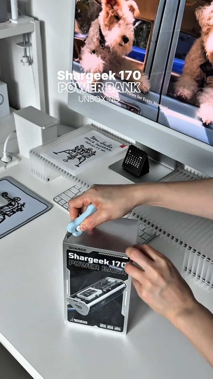 広告|テックのおかげで集まってください🤖

透明なフューチャーリズム感性嚢胞的な補助バッテリー🔋 
レトロな感じまで加えてデザインアートです。 

でも大容量モンスター…
24,000mAh大容量が出会い、誕生したShargeek170
（過去に見せたホワイト補助バッテリーと同じブランド）

ノートパソコン・タブレット・スマートフォンまで
同時に急速充電可能な170W出力です。
（140W USB-Cサポート付き3ポート）

カラーLCDでバッテリーの状態を直感的に確認できます。
機能性とデザインの両方を備えたパワーバンクです。

TSAコンプライアンスで機内持ち込みも可能だそうです。
旅行に行っても、家の外のどこでも心強く一緒にできる
スマートなエネルギーソリューションです。 ⚡️

#shargeek #shargeek170 #powerbank #deskgoals #데스크테리어 #보조배터리 #휴대용배터리 #대용량배터리 #스페셜크리에이터 #콘수프필름 