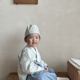은은한 전통 꽃문양이 직조된 자가드 저고리, 
고급스러운 광택감이 돋보이는 주자 원단이 단아하면서도 
세련된 무드가 매력적인 남아 한복이에요,🙇🏻‍♂️
이번 컬러감은 흔치 않아 더 오묘하고 예쁜 분위기를 내주구요, 
저고리 전체 안감 덧대기로 봉제까지 깔끔하더라구요!
바지는 조거팬츠 스타일이라 활동성도 편안해 
일상복처럼 가볍게 입히기도 좋더라구요!
사실 이번 한복보넷은 진우한테 조금 작은 사이즈였는데, 
갓처럼 걸치듯 매치해주니까 오히려 더 귀엽고,, 멋스럽더라구요.
고풍스러운 양반느낌 뿜뿜이라 
촬영내내 흐뭇하게 바라보게되더라구요,,😌
ㆍ저고리 + 한복 바지 = 세트 구성
우리 아이 첫 한복, 편안하면서도 특별하게 
@uni__lomi  유니로미에서 준비해보세요🤍
📣 [노리개 무료증정 이벤트]
노리개는 한복에 해줄 때랑 안 해줄 때 차이가 정말 커요! 
고급스러움이 확- 살아난달까,,, 지금 유니로미에서 한복 구매시 노리개 증정 이벤트가  진행중이에요!
필요하신 분들은 꼭 오늘 안에 챙겨가세요. 
노리개증정이벤트는 오늘까지에요,🫶🏻
👶🏻 진우/ 27개월 ,92cm 17kgㅣ키즈여울한복, M
#남아한복 #아기한복 #돌잔치한복 #돌촬영의상 #돌잔치준비 #돌상대여 #아기돌룩 #돌잔치룩 #추석한복 #명절한복 #아들룩 #육아맘소통