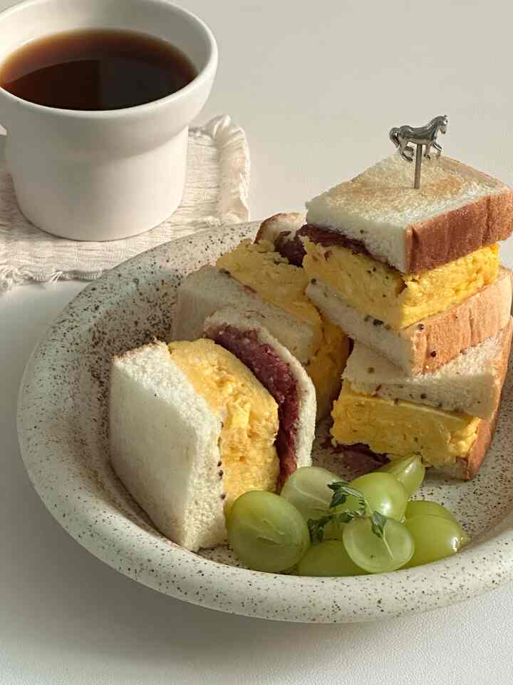 #콘스프기록집 #예쁜템최고야 3️⃣
卵サンドイッチ

卵5個入りましたㅎㅎ 
オムレツのように作って形を出します。

ホーレンマスタードマヨネーズとイチジクのジャム 
私はパストラミハムの家にいるので一緒にアップロードしました。  #계란요리  #플레이트 #홈브런치  #홈쿡 #요리레시피 #홈카페