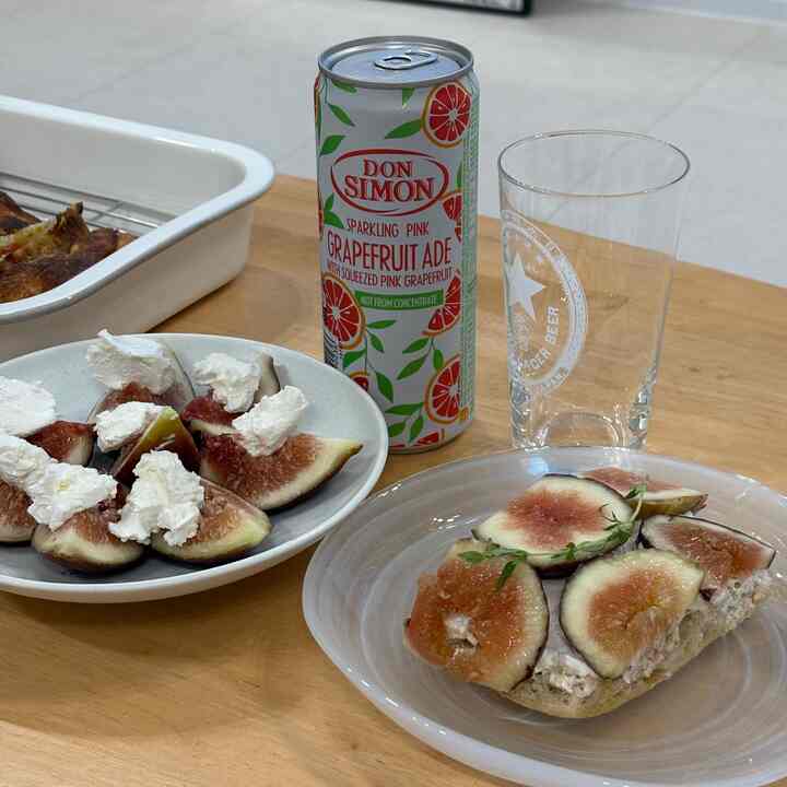 🍞イチジクオープントースト、グリックヨーグルトとの出会い

旬のイチジクで簡単なオープントーストを作ってみました。
イチジクは少し跳ね上がり、ボーダーに合わせてカットしてくれるのがかわいいと思います😊💞

サクッと焼いたパンの上にグリックヨーグルトをたっぷり塗り、イチジクをのせると爽やかな甘い味の組み合わせがピッタリですね。  #홈브런치  #홈카페 #간단레시피 #소확행