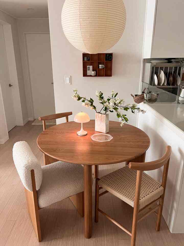 
朝からまたキッチンに席を移したウディクテーブル、久しぶりに取り出した花瓶に花も挿しておくと空間がさらに生き生きを得ましたね？ 🩶

テーブルに座ってきれいなボウルにピーナッツバターりんごを添えて食べてくれ、ゆっくり一日を始めているが、このような小さな変化がキッチンをより特別な場所に作ってくれるようです。 

原木の濃厚な安定感のおかげでどこに置いても雰囲気とよく合うのがライン円形テーブルの最大の魅力だと思います🪵ウディクは秋に渡る季節にもとてもきれいですか？  私は今、天国の階段に乗って健康に行きますよ💪🏻

＃スペシャルクリエイター＃ウディク＃ラインサークルテーブル＃ホームカフェ＃収納スペース＃コーヒーマシン＃ストリング＃棚＃キッチンスタグラム＃キッチンインテリア＃キッチンインテリア＃ハウススタースラム＃ホームスターグラム#アカリ55a #breville #homecafe #stringfurniture 