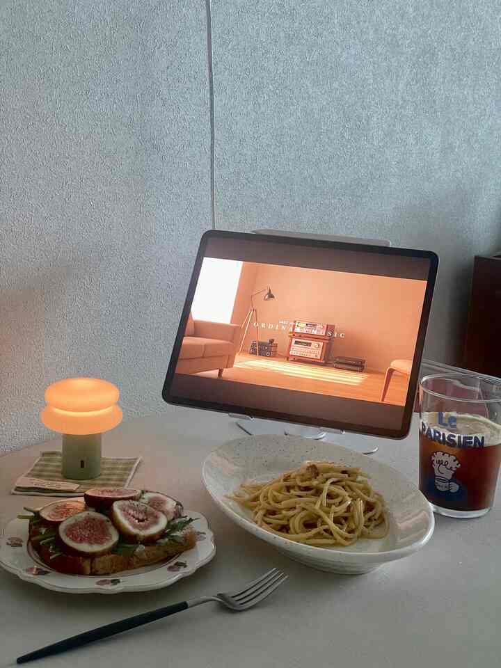 週末の朝、寝坊して寝て起きる
自宅で簡単に着たホームカフェブランチ📷✨

私たちのカップルが一緒に作った👩‍❤️‍👨
カルボナーラのアイスコーヒーのカップ、🧉
自家製グリックヨーグルトにルーコラと、
甘いイチジク  #오픈샌드위치  #브런치타임  #무화과토스트 #무화과요거트  #샌드위치맛집 