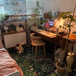 #콘수프기록집 #오늘의우리집
어제 비가 쏟아질걸 깜박하고 창문 열고 잠깐 나갔다가 전전긍긍 했는데요. 
다행히 창가 가득히 화분들 올려둬서 초록이들 기분만 좋아졌다는 반가운 소식😚🍀
.
.
.
#아파트침실 #아파트인테리어 #침실인테리어 #데스크테리어 #책상꾸미기 #책상인테리어 #러그 #아파트확장 #작은방확장 #패브릭포스터 #책상조명 