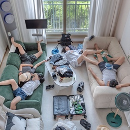 #오늘의우리집 #콘수프기록집 #스페셜크리에이터
네식구 주말 여행 후, 장렬히 실신한 현실 기록이에요.
남편이랑 카메라와 렌즈 풀세트로 챙겨 아이들이랑 2박3일 부산 다녀왔거든요.
근데 그거 아세요?
여행가서 사진을 단한장도 안찍고 놀기만했어요.
ㅋㅋㅋㅋㅋㅋㅋㅋㅋㅋㅋ
이 아쉬운 마음을 여행 후, 집으로 복귀한 네식구의 피곤함을 사진으로 대신 담아봅니드아. ㅋㅋㅋㅋㅋ
#거실 #거실인테리어 #거실꾸미기 #거실테이블 #소파테이블 #맞팔 #오늘의가든 #가족사진 #가족공간 #소파 #소파배치 #아파트거실인테리어 #32평아파트인테리어 #복층아파트 #좁은거실인테리어 #좁은거실꾸미기 #좁은거실 #그린소파 #패브릭소파 #현실적인인테리어 #현실인테리어 #현실거실 #현실적 