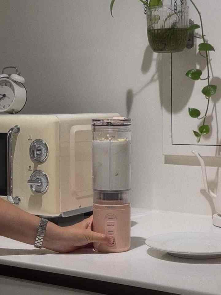 ワイヤレスハンドブレンダー複数のブランド製品を試してみましたが、ポータブルをレンダーは本当に一番好きです -

ウォーキングマムイン時間＝生命なのに簡単で迅速かつ正確に使用できるというのが一番メリット！ 2in1製品でエコゼン容器+ステンレスタンブラー容器2個で構成されており、お好みで使えばいいです！ 

氷も芽が出るクラッシュモード、スムージー、一般的なブレンディングの3つのボタンで構成されていて、楽にCタイプで充電可能なのでさらに良いです。

#ftc12ストーリー