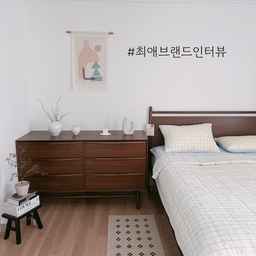 #최애브랜드인터뷰 
Q1. 제일 좋아하는 국내 브랜드는 ? 
- 저는 까사미아를 좋아해요.  
Q2. 디자인의 특징은? 
- 깔끔하면서도 따뜻한 무드에요.
Q3. 좋아하는 이유? 
- 실용성과 디자인을 동시에 만족시켜주고 분위기를 따뜻하고 깔끔하게 만들어주는 점이 특히 마음에 들어요. 
Q4.최애 브랜드로 꾸민 공간 
- 까사미아로 꾸민 공간은 침실이며, 서랍장은 군더더기 없는 라인 덕분에 공간이 한결 정돈돼 보이고, 침대는 모던하면서도 내추럴한 분위기를 동시에 주어 어떤 스타일링에도 잘 어울려요. 
#침실 #까사미아 #까사미아와이드서랍장 #까사미아브루노침대ㅋ #레어로우 #실린더테이블 #포르투갈러그 #쉬즈홈 #패브릭인테리어 #시어서커듀라론콜드여름차렵이불 #여름차렵이불 #침실인테리어 #우드인테리어 #원목인테리어 #안방인테리어 #침실스타일링 #화이트인테리어 #침실인테리어소품 