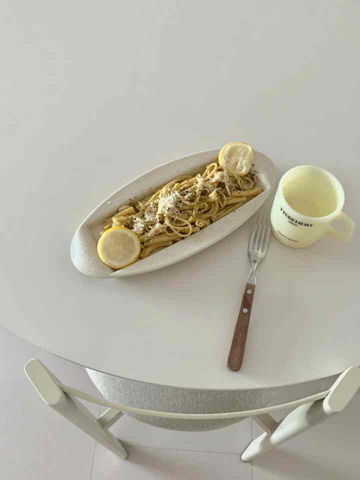 Today's lunch is lemon basil pasta.

#Pasta #접시 #다이닝테이블