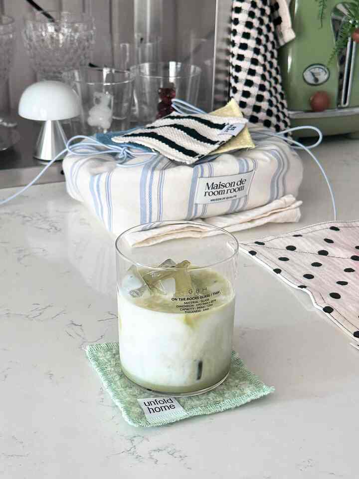 自宅でハンモックする緑茶ラテ💚
きれいなカップに飲むと気分が良くなるでしょうか？ 
ジビエイチナム💚

＃今日の家＃家の装飾＃ホームカフェ＃テーブルセット＃テーブルウェア＃キッチン飾り＃キッチンインテリア＃カフェ＃カフェカップ＃家の贈り物＃ホームスタグラム＃キッチン用品