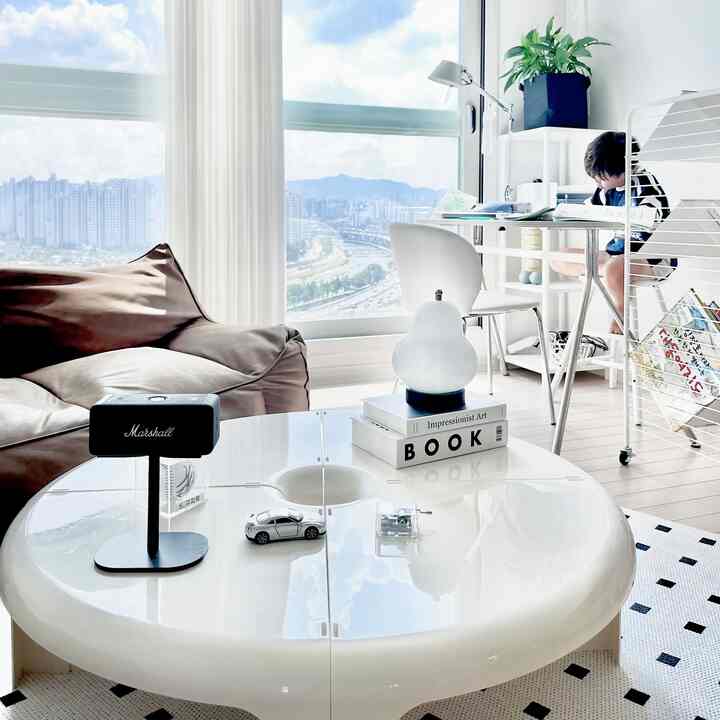 白と茶色のトーンの子供部屋、ビーンバッグソファとマーシャルスピーカーが置かれたシンプルで自然な雰囲気のインテリア