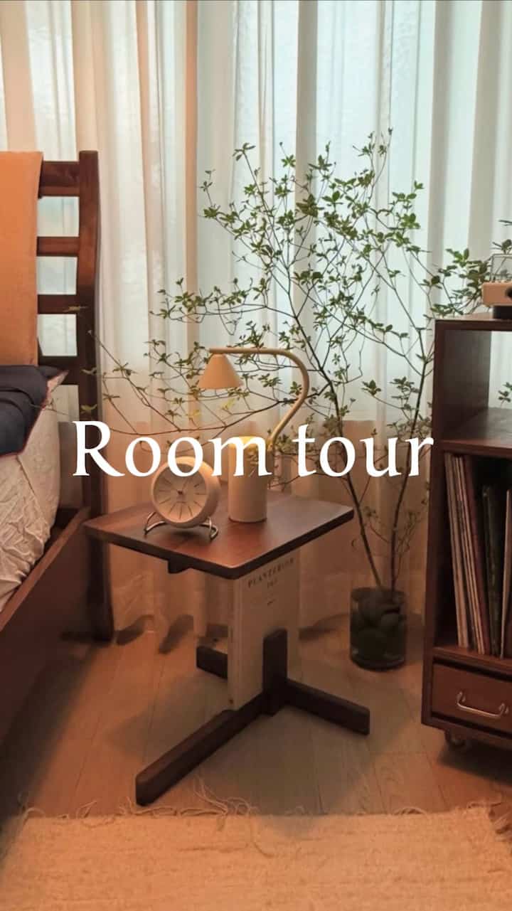 #マイルームツアー 🏡

お部屋はヒーリングモードON☁️
快適さに感性スパークルを軽く乗せてみました+🤎

我が家ホットプルフォトゾーンは断然デスクゾーン！
作業もして、写真も渡され、 
一日中作り付けになる1位席です 📸☕

そして私の最愛のスペース、 
汗と丁寧に着替えたベランダガーデン🌿
日差しに沿って爽やかさが出る小さな旅行地です。 ✈️

リビングルームは？できるだけミニマルに、息をのむような空間に😉

キッチンの壁にはサーボバンを曲げる
おかげで、私の目はいつも「おいしく」幸せです😍

最後はシンプルイズベストのおっぱいまで💗

家の中のあちこちに私の好みのプールでいっぱいの＃ナドンナサンインテリア、
少し自慢してみてください。 ✨

＃コンスープフィルム＃ホームツアー＃セルフインテリア
＃ホームスタイリング＃かわいいテム最高です＃私のお金
＃今日のシーンカット＃リビングスタイル＃デスクテリア 
＃デスクテリア＃ベランダガーデン＃ベランダインテリア
＃寝室を飾る＃寝室のインテリア 
