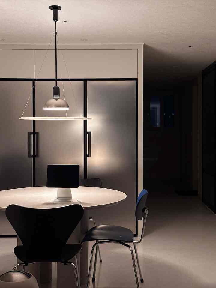 #오늘의우리집 #콘수프기록집 2
久しぶりに見上げる夕方の我が家。 🌝
ダイニングライトを1つだけつければ、お酒を飲むべきような素敵な雰囲気になります-*  #신축아파트인테리어 #20평대아파트 #다이닝인테리어 #다이닝꾸미기 #다이닝룸 #다이닝조명 #플로스 #집꾸미기