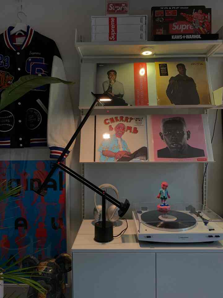 一番好きな歌手のアルバムが出てから10周年を迎え、フィギュアとLPが出て、また我慢できずに買ってしまいました。タイラーが好きな方はいらっしゃいますか？

#desk #desksetup #deskterior #bookshelf #posterdesign #supremenewyork #lpplayer #vinly #turntable #lighting #studiodisplay #デスク #本棚 #ポスター #シュプリム #ターンテーブル #スタジオディスプレイ #interiordesign #interior #rareraw #cherrybomb #チェリーナイト