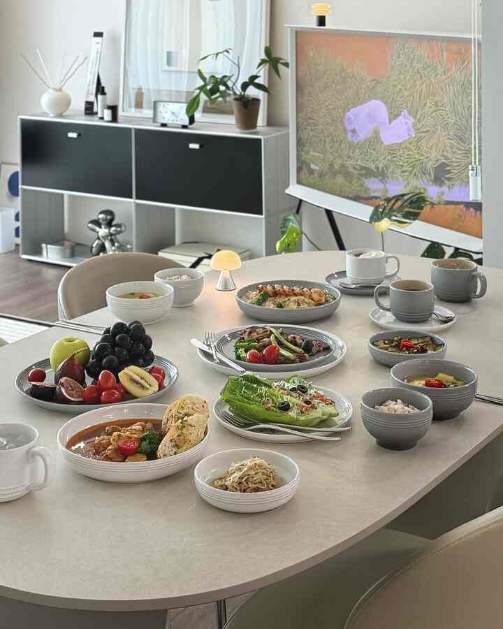 ルクルーゼNEW <モダンダイニングコレクション>に会って素敵な週末の食事をしました。 🍽️

クリーンなラインとロゴレスデザインのおかげで、どんな食べ物もスッキリとおしゃれに収めることができ、ミグレーとホワイトカラーの2種類の組み合わせがダイニングテーマを高級感を演出してくれるので気分がアップ！ 😋

韓国料理の炊飯器や洋食ブランチにもよく似合い、毎日毎日違うムードでプレーする楽しみもあります。 

合計9個の製品が1つのコレクションで構成されており、ネクタル/シャンブレイ/ローズクォーツ/ミグレー/ホワイトこんなに合計5色があるので🤍好みに合わせて選べばいいと思います:)

感覚的なテーブルリングで毎日の食事をより特別にしたい方に、強くお勧めします！

🍐 デパートルクルーゼ店と公式オンラインモールでお会いしましょう。 （今、デパート店ではプロモーション進行中）

🍐モダンダイニングコレクション9種：炊飯器10cm/国器13cm/円形皿14cm/ディナー皿27cm/サラダ皿22cm/円形皿17cm/パスタボール22cm/マグ250ml(*オンラインモール単独販売) #MyLeCreusetStory #르크루제 #모던다이닝 #Moderndining #모던다이닝양식 #모던다이닝한식 #식탁 #LeCreusetModerndining #홈쿡 #식사 #그릇추천 #접시추천 #파티요리 #집들이요리 #한식 #양식 #초대요리 #식사