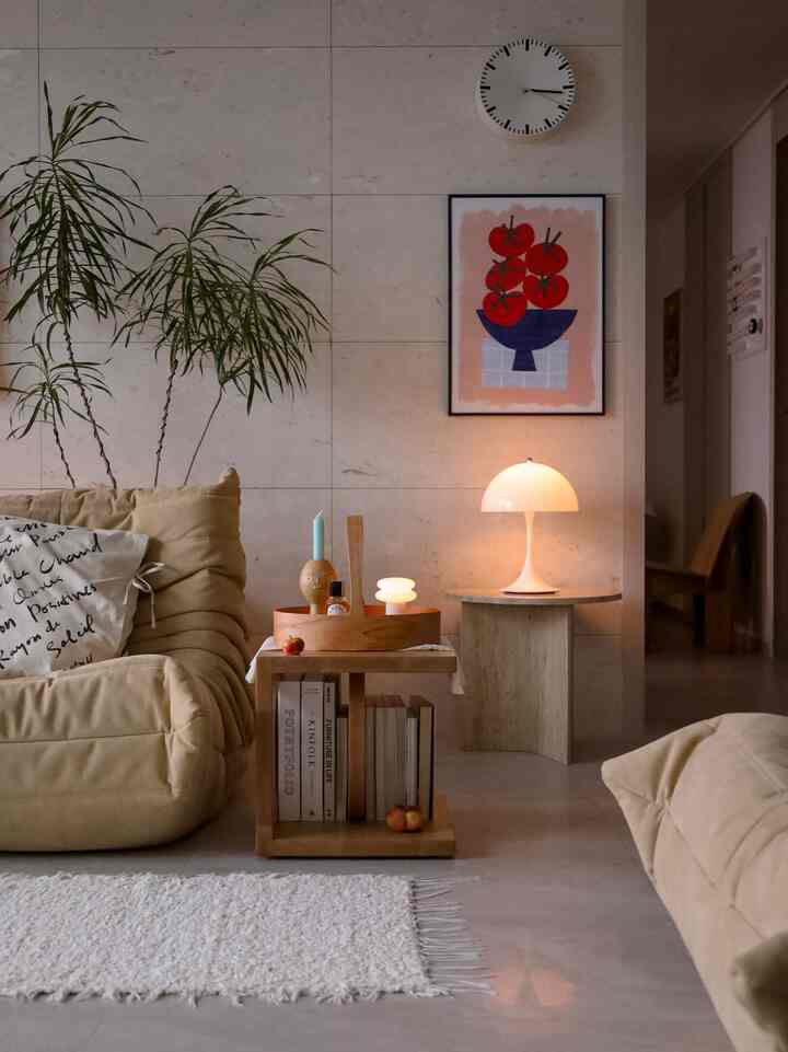 ＃広告今秋、家に新しいアイテムがもう一つありました🤎

まさに防煙堂の大切さMシェーカーボックスなんですけど、ずっと前からウィッシュリストに入れておいて今回いよいよ家に入りました。

接着剤なしで小さなピースだけを使って伝統的な方法で製作され、原木目がそのまま生きていてリビングに置くと雰囲気が大きく変わります。
キッチンクロスやカトラリー、お茶セットなどのキッチン小物入れにもよく、リビングルームでリモコンや小さなインテリア小物のまとめにもぴったりです。取っ手があって部屋ごとに持ち運びも楽でしたよ☺️

最終的に9/8(月)から9/21(日)まで開かれる2025デザインアワードで10人の審査委員が選んだデザイン商品を毎日ワンデー超特価ディルと会うことができるので、この機会にぜひ一度お試しください。

購入後にレビューを残すと追加の特典もあるので、見逃せば残念です。 （この実に一緒に買い物をし、インテギを克服する方!!）


#今日の家デザインアワード2025 #デザインアワード #DESIGNAWARD2025 #今日の家 #バイナリショップ