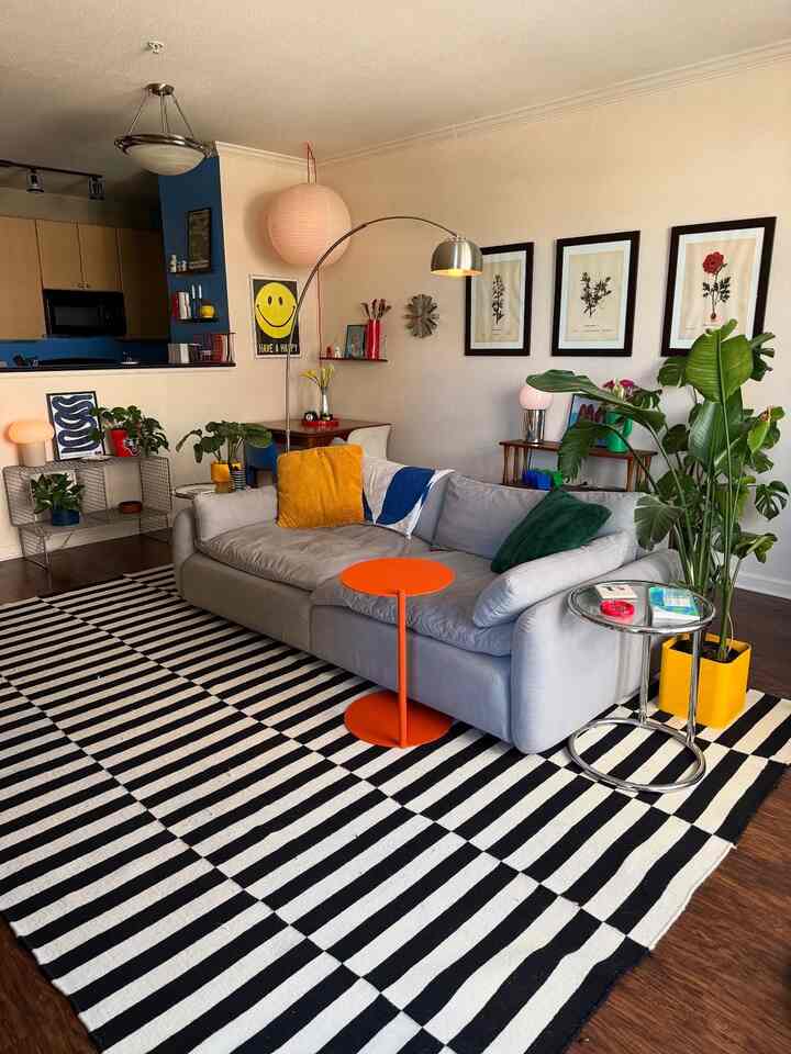 Adding color to a space changes the energy of the whole room. 🌿🟡 Small details, big impact.

Credit: @rincon.archive

#interiordesign #livingroominspiration #colorfulinteriors #apartmentdecor #interiorstyling