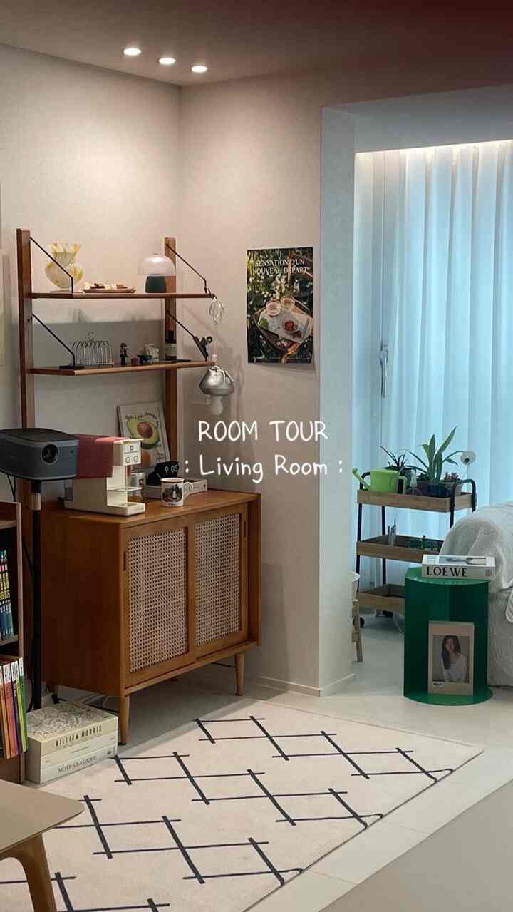 #마이룸투어

自宅で最も長く滞在する空間、リビングルームをご紹介します。 🛋️
暖かいウッドトーンでふわふわのムードを作り、 
小さなオブジェと植物で生気を加えました。

子供本棚、ソファ、ラグ、クッションまで…私の好みをいっぱい込んだ空間ですよ🏡

🌞日中は日差しがやさしく入ってコーヒー一杯で本を読むのに良い空間、✨
🌙 夜にはムードなどをつけるとほのかな照明が広がり、一日の疲れがスルルリリとする居心地の良い空間に変わります。  #홈스타일링 #우드톤인테리어 #우리집무드보드 #감성집꾸미기 #거실인테리어 #집꾸미기