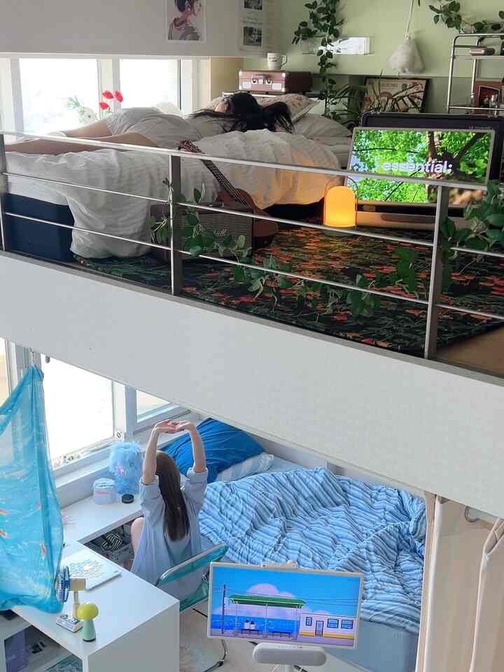 ブルーとグリーンの色調のロフト寝室、2つのベッドとワークスペースが配置された雰囲気のあるインテリア