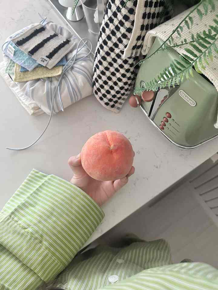 毎朝桃とサンディッチ🍑🥖🌿

＃今日の家＃家の装飾＃ホームスタグラム＃自家製インテリア＃インテリア＃ホームカフェ＃今日の家＃居間＃メッパーウェルカム
