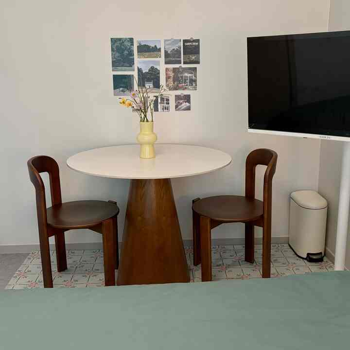 Saya suka kenyamanan kayu yang nyaman!
Meja di samping tempat tidur sangat cocok untuk membaca...
dan juga tempat yang tepat untuk menikmati secangkir kopi. 🏠🩶

#CornSoupRecord #오늘의집 #인테리어 #원목인테리어 #조화인테리어 #엽서인테리어