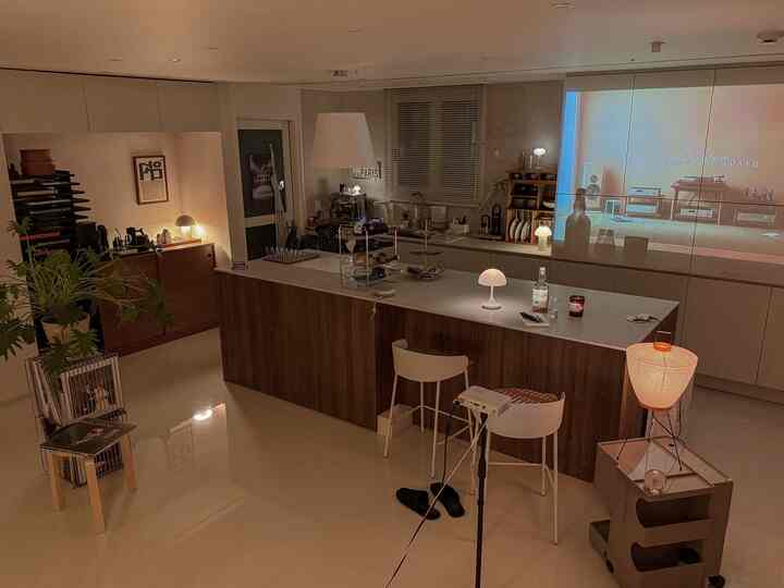 白と木目調が調和したキッチンとダイニングルーム、テーブルランプとオブジェが雰囲気を演出する居心地の良い空間