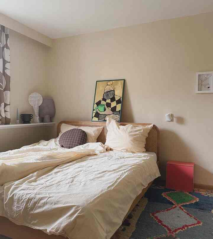 Slow mornings, soft sheets, and a corner full of calm ☕✨
Credit @anna.im.quadrat

#CozyBedroom #MorningVibes #InteriorInspiration