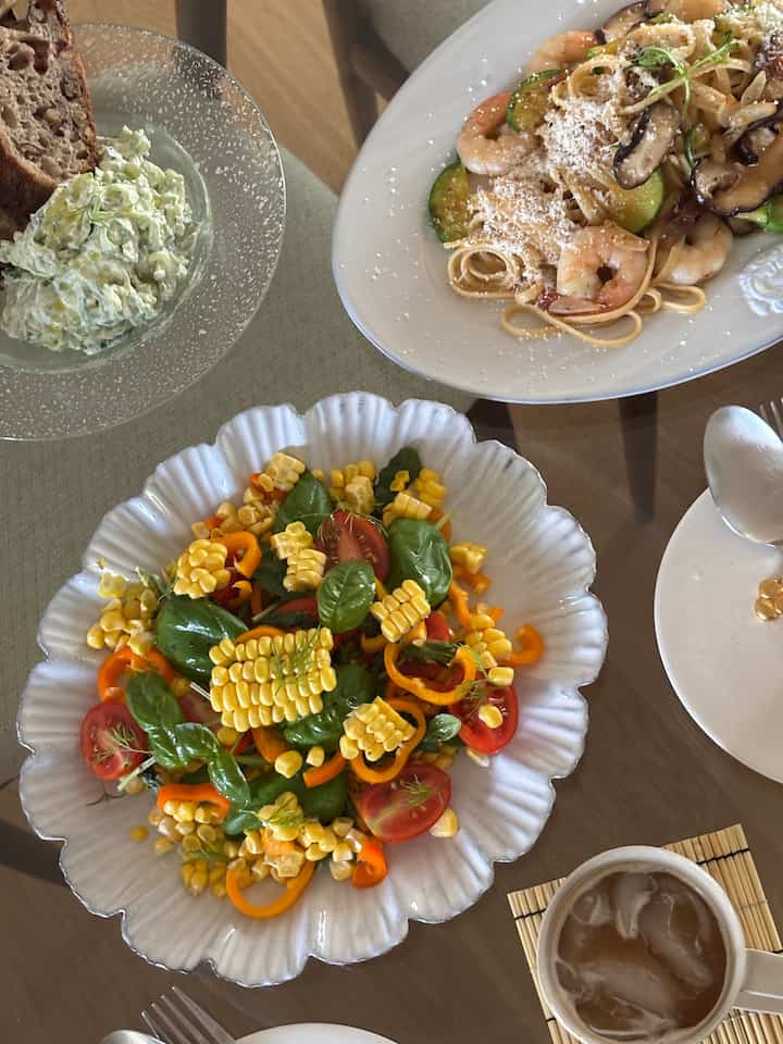 夏が行く前に_ 
残した小糖トウモロコシでサラダ、 
オイロチャズキソース、 
カボチャとキノコを入れたオイルパスタ
肉抜ける隙がない 😂 ,,, 
ホームメイドラ もっとおいしい夏のテーブル 🌽🥒🎃🍄‍🟫

＃日常記録＃オンラインハウス＃ホームスイーツホーム＃ホームメイド＃スーパーダントウモロコシ＃ダイニングテーブル＃homesweethome＃デイリー＃レコード＃ホームスタグラム＃インテリア＃ウッドインテリア＃今日の家＃アパートのインテリア＃キッチン