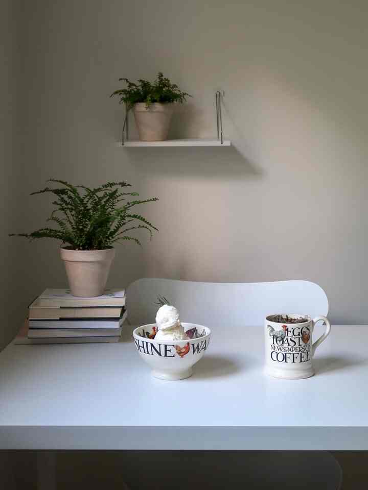 #コンスープ 

西向きがほのかに入ってくる私の部屋で
ヨンセミルクアイスクリームとアイスアメリカーノのカップ！
天気が良いのでいいですね〜

＃メイドウェルカム 
