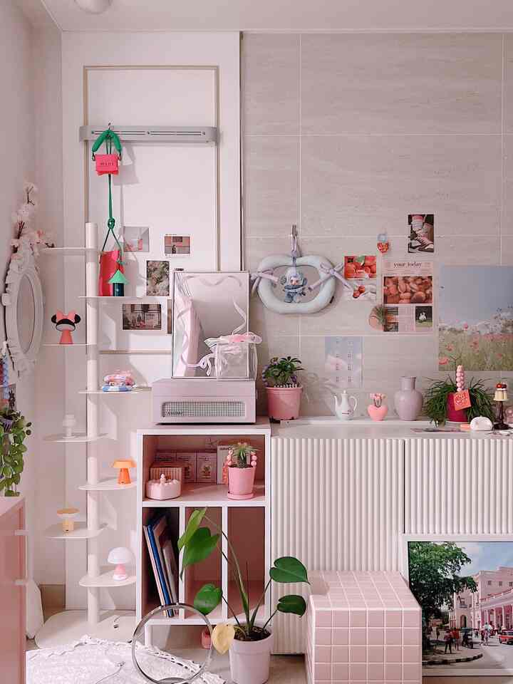 ホワイトとピンクの色調のリビングルーム、キャットタワーや多彩な小物が配置された雰囲気のあるインテリア