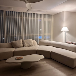 🏡저녁에도 조명으로 따스한무드🏡
주상복합 구조라서 확장이 자유로웠고, 인테리어 준비는 약 1년, 시공은 3개월이상 걸렸어요.
기존에는 거실이 확장이 안된 구조라서 다소 작고 답답한 느낌이 있었는데, 구조변경, 확장을 통해 다이닝룸공간으로  바꾸면서 전체적으로 탁 트인 공간으로 바뀌었어요
🌈거실
바리솔 조명과 간접조명을 더해 호텔 라운지 같은 무드를 만들었어요.
에어라트론 60 사이즈와 삼성 인피니트 라인 빌트인 에어컨을 매립해 깔끔하게 마감했습니다.
🌈복도 & 스텝조명
가장 만족하는 부분 중 하나예요!
저녁에도 복도가 어둡지 않도록 발목조명(스텝조명)을 설치했는데, 움직일 때마다 자동으로 켜지는 센서 타입이라서 불을 따로 켜지 않아도 돼요.
안전하면서도 은은한 빛 덕분에 호텔 복도 같은 분위기가 연출돼서 초초초초초초 강추합니다 🙌
(눈부심이 전혀없어서 자다 깨서 화장실 갈때도 넘좋아요) 🤣
🌈Boss 블루투스 스피커 매립형
음악듣는걸 너무 좋아해서 처음에는 스텐딩형 스피커를 구매하려고 여러 브랜드를 알아봤어요.
하지만 인테리어를 해치지 않고 공간을 더 넓게 쓰고 싶어서 결국 천장 매립형 보스 스피커로 결정했습니다.
총 5개를 설치했는데, 블루투스로 간편하게 연결돼서 거실, 다이닝룸, 복도까지 이어지는 음악을 즐길 수 있어요.🩵 음질이 차원이 달라요 ….🤍
가격은 제네바나 뱅엔올룹슨 스피커의 반의반의반값인데도 만족도는 x100000입니다☁️
매립으로 눈에 보이는 선이 전혀 없고, 천장 속에서 자연스럽게 퍼져 나오는 사운드라 집 안 전체가 호텔 라운지 같은 분위기로 바뀌었습니다 🎶
놀러오는 사람들 마다 너무 잘했다고해서 아주 만족해요
#오늘의집 #거실인테리어 #BeforeAfter #호텔같은집 #바리솔조명 #스텝조명 #에어라트론 #삼성인피니트라인 #boss스피커 #라운지스피커 #매립형스피커
