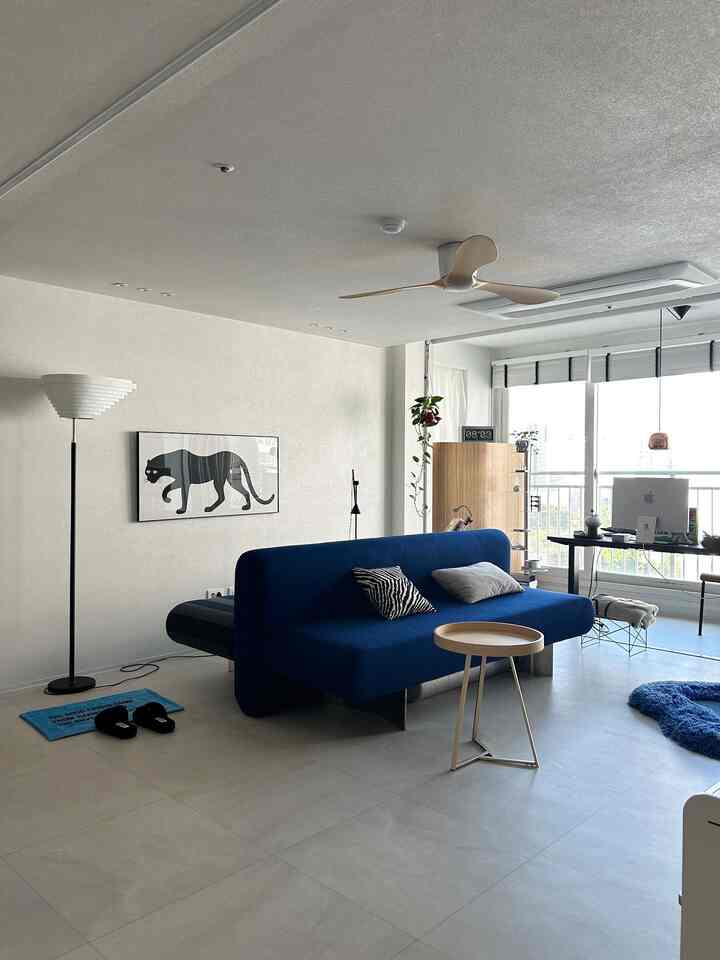 #외국감성우리집 #콘수프기록 #블루 #블루포인트  #미드센추리모던 #미드센츄리 #빈티지인테리어 #빈티지 #조명 #조명인테리어 #조명포인트 #침대 #저상형침대 #맞팔 #패브릭침대 #엔조마리액자 #빈티지체어 #라폰다체어 #프리츠한센 #세븐체어 #knoll  #엑스컴포트 #회벽화이트 #셀프인테리어



ブルーはヴィンテージ家具やウッドトーンともとてもよく似合いました。
私はウィキノブルーボイドソファにエンジョウマリー黒ヒョウ額縁をマッチしてミッドセンチュリームードでリビングルームを飾ってみました。

キッチンは一つずつ集めてきたそれぞれのヴィンテージチェアに仕上がり、
アバンはファブリック低床型ベッドにアカリ照明、ボルタモービルを加え、快適ながら感覚的な雰囲気を演出しました🖤

外国感性を出したいときは、実は途方もないより、
照明と自然光をうまく活用して写真を撮るだけでも感じが大きく変わると思います🤍



