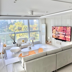 #공간분리인테리어
소파 하나로 공간분리🛋️가을맞이 거실 꾸미기 꿀팁까지🍂
거실과 다이닝룸이 이어져 있어서 경계가 애매했는데,
소파 하나만으로 확실히 공간분리를 할 수 있었어요👀
✔️공간분리 꿀팁
1️⃣ 소파 배치 각도 : 다이닝룸을 등지고 배치하면 자연스럽게 앞은 휴식존, 뒤는 다이닝존으로 구분돼요
2️⃣ 바닥 러그 활용 : 러그 하나로도 공간의 중심을 확실히 잡아주어 구역이 나눠져 보여요
3️⃣ 소품 라인 맞추기 : 조명, 화병 같은 소품을 소파 주변에 두면 시선의 경계선이 생겨 공간이 구분돼요
✔ 가을맞이 소품
•곱슬버들 장식 : 가을 분위기를 한 스푼 더해주는 데 딱이에요🍁
•오렌지톤 러그 : 계절감을 살리면서 공간의 중심을 잡아주는 역할🧡
•쿠션 & 담요 : 톤온톤으로 맞춰서 아늑함까지 완성!
공간분리 배치 후 거실이 더 넓어보인다는
이야기를 많이 들었어요
작은 변화지만, 들어올 때부터 확 달라진 
집의 무드를 느낄 수 있어
만족도가 높은 공간분리에요
feat. 시즌마다 소품만 교체해주면 
가성비 있게 분위기 전환 완료🙌
#거실 #거실인테리어 #거실가구 #거실가구배치 #거실공간분리 #가을맞이 #가을러그 #가을소품 #가을인테리어 #가을무드 #가을인테리어소품 #거실꾸미기 #거실테이블 #거실러그 #거실뷰 #가을무드 #가을아침 #가을햇살 #거실조명 #가을 #공간분리 #화이트인테리어 #포인트인테리어 #컬러러그 #가을포스터 #거실소파 #4인용소파 #6인용식탁 #1인소파 
