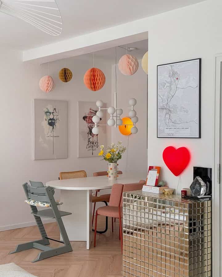 Memadukan aksen playful dengan garis-garis bersih untuk menciptakan ruang yang benar-benar terasa seperti rumah ❤️

Kredit: @ankesummer

#RumahModern #InteriorInspo #ThoughtfulDesign #StyledSpaces #ContemporaryDecor #DesignWithLove