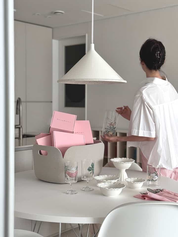 心をときめくピンクボックス🌸

プレーティングが自信がなければ、イメージャコードボウルを使えばいいんですよ。
誰もがプレーティング職人で作ってくれます。
華やかさとクラシックさの両方が入っているイメージャコード、見ているだけでも癒しです。

＃イメージコード＃imagerycode＃ホームカフェ＃ホームスタイリング＃toietmoi＃トゥアエモア＃イ・ファンヒ作家＃オーナメント＃ホームスター＃ホームデコ＃ボウルおすすめ＃ホームスターグラム 