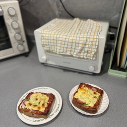 #오홈스토랑 간단하지만 든든한 아침 식사, 토스트🥪
바쁜 아침, 밥 차려 먹기는 부담스럽고 그렇다고 거르기는 싫을 때 딱 떠오르는 게 토스트죠! 요즘 저는 전날 미리 만들어둔 샌드위치🥪를 그냥 먹거나 다음 날 아침 토스터에 살짝 구워 먹는 재미에 푹 빠졌어요.
빵 위에 케챱🍅 슥슥 바르고, 양파, 소시지 피망 치즈 등 냉장고에 있는 재료들 올려주면 끝! 
전자레인지에 돌려도 되지만, 토스터에 구우면 빵은 바삭하고 치즈는 노릇노릇하게 녹아 더욱 먹음직스러워진답니다. 
미리 만들어두면 아침 시간을 절약할 수 있어서 좋아요. 재료 준비는 귀찮지만, 맛있는 토스트를 먹을 생각에 힘이 난답니다 💪
다들 간단하고 맛있는 토스트로 활기찬 하루 시작하세요! ✨
#토스트 #샌드위치 #아침식사 #간단요리 #자취요리 #홈쿡 #홈브런치 #브런치 #오늘의식탁 #오늘일상  #데일리 #소통 #맞팔 #요알못 #발뮤다토스터기 #발뮤다 #레터링접시 #레터링 