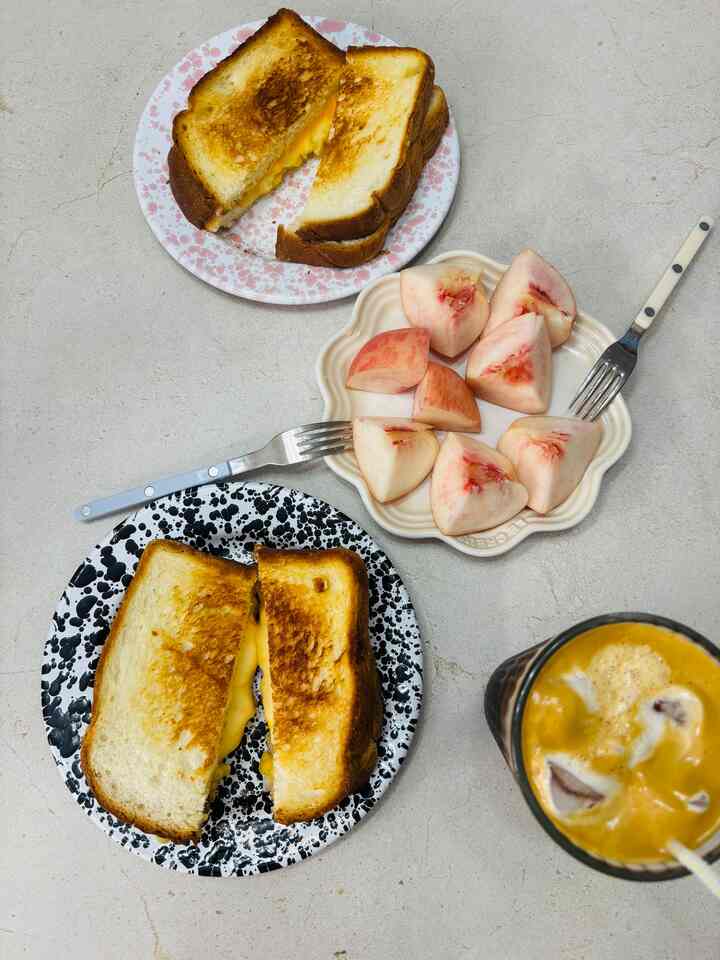 煮込んだチーズトースト🥪
甘いしっとり桃🍑
クールなアメリカーノが始まる週末の朝☕
この瞬間はまさに癒しです💛

＃週末ブランチ＃ホームカフェ＃ブランチスターグラム＃感性日常＃朝の食事＃トースト＃チーズトースト＃桃＃ラテカップ