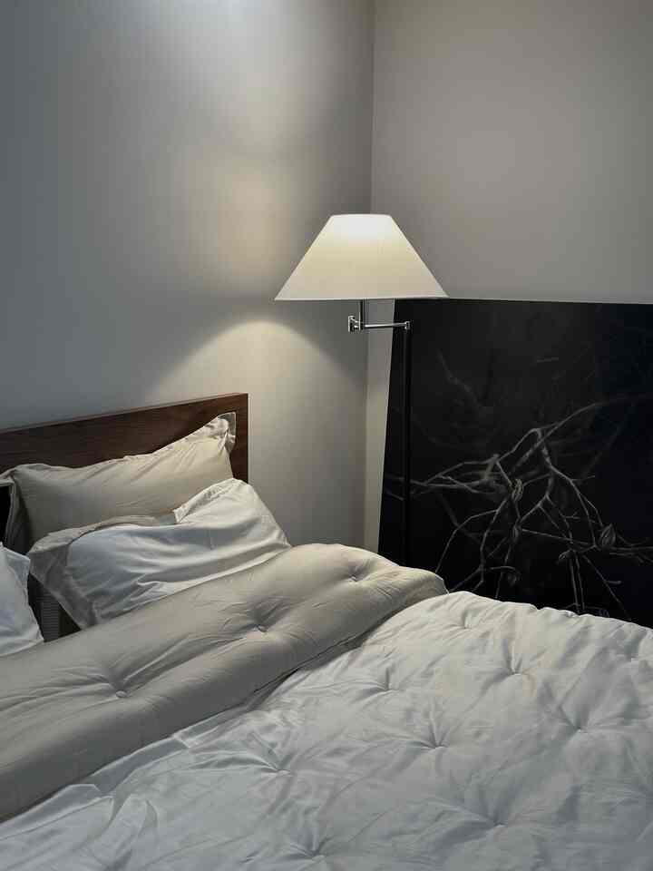 秋を準備して寝具を交換してくれました🤍
テンセルコットンの羽毛布団ですが、ふわふわ気分の良い肌触りで
乾燥機も使用可能なので、より良い寝具です。
シルクのような柔らかさに布団バスラックの音も全くありません。
本当に蜂蜜眠りました😌
寝具の重要性をもう一度感じました

＃寝具の交換#外国感性 