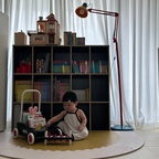 아이에서 어른까지 시간이 흘러도 변치 않는 역사와
감성이 있는 ‘유로 플레이’를 추구하며
장난감부터 감성 소품까지 가득 한 아이큐박스 ! 🎁 

그 중 스웨덴의 세련되고 고급스러운 디자인과
스타일로 사랑받는 북유럽 라이프스타일
토이 브랜드인 브리오 제품이에요 ,, ◡̈ 

브리오 북카트는 보행 연습은 물론 ,
책 / 장난감 등 담을 수 있는데요. 
2단계 핸들 각도 조절에 블랙 무광으로 고급스러우면서 
세련된 디자인이라 더욱 마음에 드는 거 있죠 .. 🖤 

망치놀이는 요즘 두드리기에 꽂힌
우리집 차남 최애 장난감이라구요 🔨

🛒 아이큐박스 브랜드 제품은 #인더스토리몰 에서 구매할 수 있어요.

-
#아이큐박스 #유로플레이 #아이큐박스브랜드서포터즈 #브리오 #브리오월드 #brio