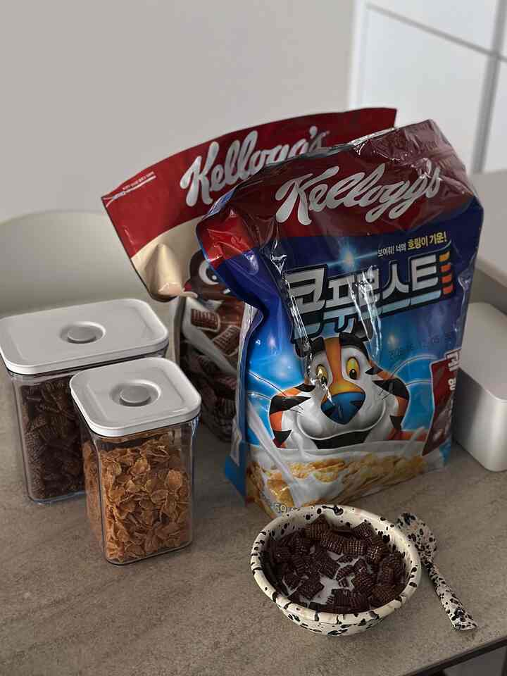 #딩구르집

トレーダーズに行ってシリアルを買ってきましたが、大きすぎます、、、
ホームカフェ場に置くと大きすぎてあまりにも綺麗で入れておくと取り出すたびに面倒です(੭ ˃̣̣̥᷄⌓˂̣̣̥᷅ )੭⁾⁾

バキューム真空ロッカーに入れるから全て解決しました！
適度な量だけ少なくしてシリアル封筒は入れて保管するのでホームカフェ場もすっきりして
透明なので量もチェックされて！
小分けも楽でシリアル大王袋を買って欲しい
管理してみてください◡̈ 

#VAKUEN #바퀜 #살림템 #살림노하우 #살림꿀팁 #살림팁 #진공밀폐용기 #밀폐용기 #밀폐쌀통 