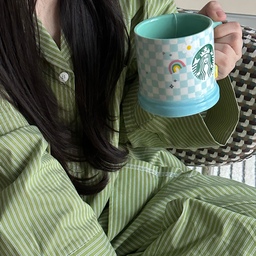 🫧
집순이 최대 행복은 좋은 잠옷인데 
무인양품 잠옷만 입다가 이번엔 오끼뜨 제품으로 처음 구매해봤어요! 저는 키 156cm인데 올리브색은 L사이즈밖에 없어서 L로, 살구/블루는 M사이즈로 구매했어요!
저한테는 M이 딱 맞았고, 전체적으로 통이 여유있게 나와서 오버핏 좋아하시는 분들은 만족하실 것 같아요!
핏감은 자연스럽게 흐르는 오버핏에 기장도 적당하고, 크니까 불편한 부분이 전혀 없어요! 피부가 예민한 편인데도 따가움이 없어 만족하며 입고 있습니당👍🏻
원단이 사각사각 소리 나는 느낌이라 입고 있으면 괜히 기분 좋아지고 컬러마다 매력이 있지만 저는 개인적으로 올리브에 한 표 🌿
살구는 사랑스럽고 블루는 청량해서 기분 따라 골라 입는 재미도 있어요💚🩷🩵
입고 있으면 하루 피로가 풀리는 기분이라 앞으로 오래 잘 입을 것 같아요 🛏️💤
그리고 포장 패키지도 예뻐서 집들이 선물이나 커플 선물로도 추천드려요 🎁✨
@oggitt.official 
#오끼뜨잠옷 #오끼뜨
#오늘의집 #집꾸미기 #홈스타그램 #자취인테리어 #인테리어 #홈카페 #거실 #주방도구 #조리도구 #파자마 #잠옷 #잠옷추천 #homecafe #homevlog #vlog #dailyhome #homedecor #roomdecor #homestyle #homemade #Lifehome #InteriorStyle #맞팔 #맞팔환영