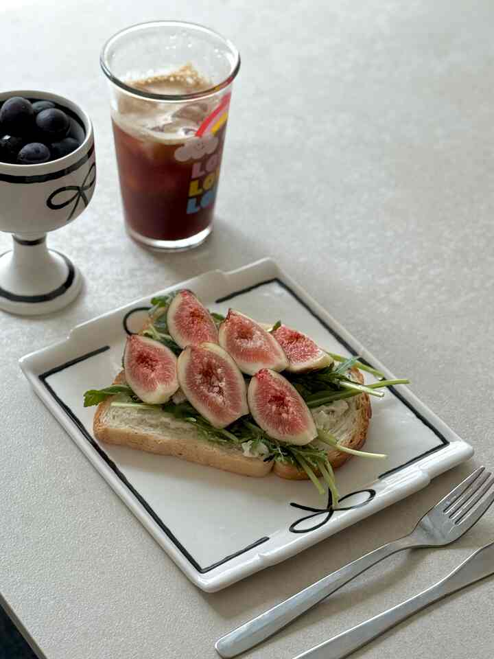 Today's breakfast and lunch: open-faced toast made with seasonal figs!
Taste the refreshing figs on top of soft onion cream cheese, and you'll be rewarded with a sweet yet refreshing flavor.
Add grapes and an iced Americano for the perfect brunch!

#BrunchOfTheDay #홈카페 #무화과토스트 #제철과일 #브런치스타그램 #집에서힐링 #오늘의우리집 #콘수프기록집