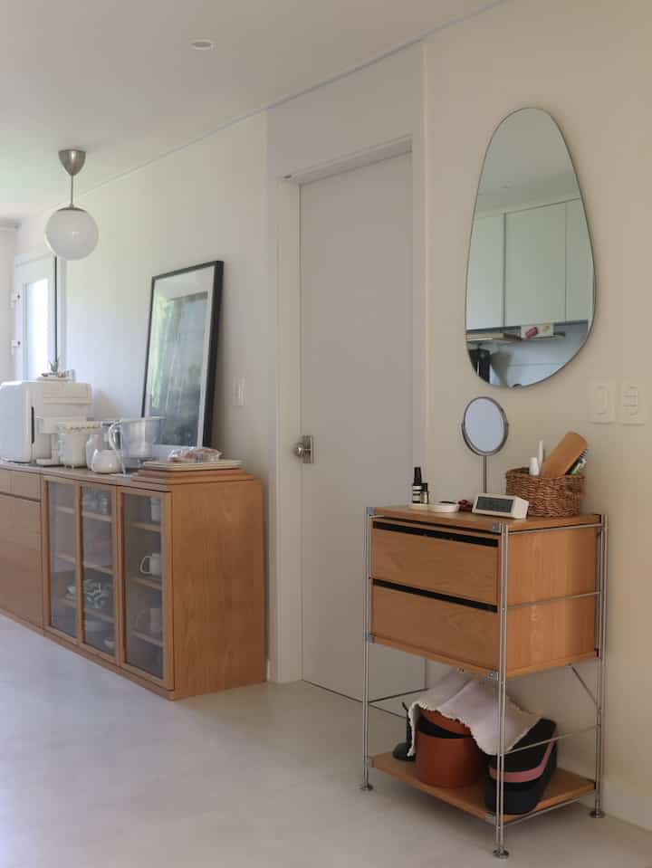 明るい木目調の無印良品家具が配置された自然なキッチンスペース